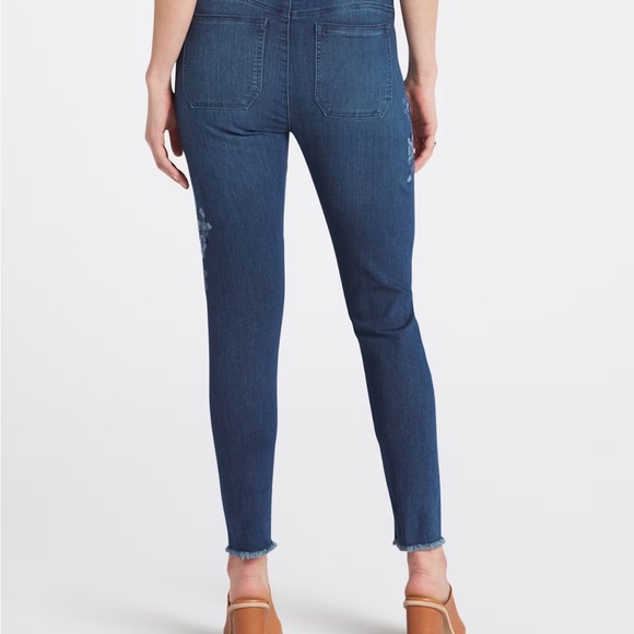 Gorgeous Embroidered Blue Jeans 💙 - Picture 3 of 9